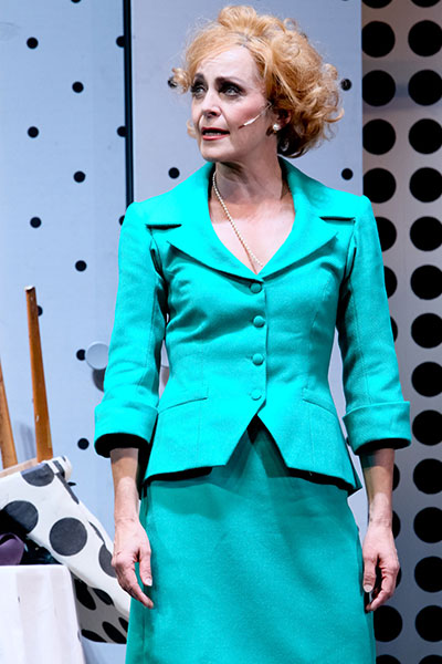 April Hailer in „Hello, Dolly!“