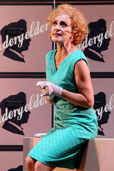 April Hailer in „Hello, Dolly!“